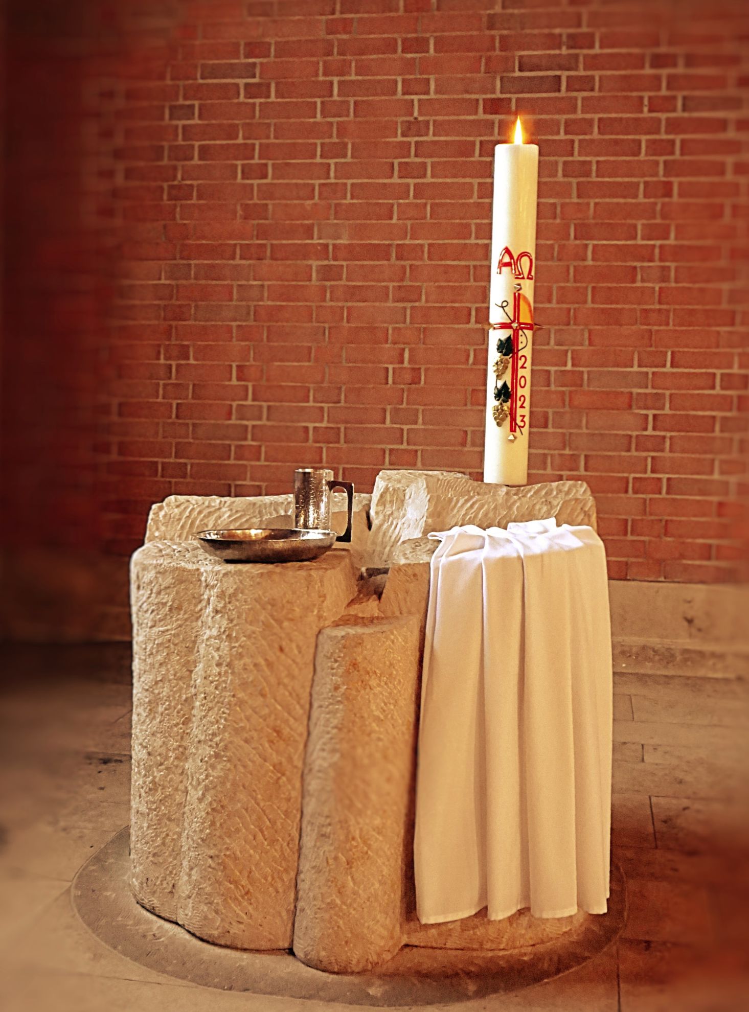 Das Taufbecken - St. Maria, Niederdorfelden