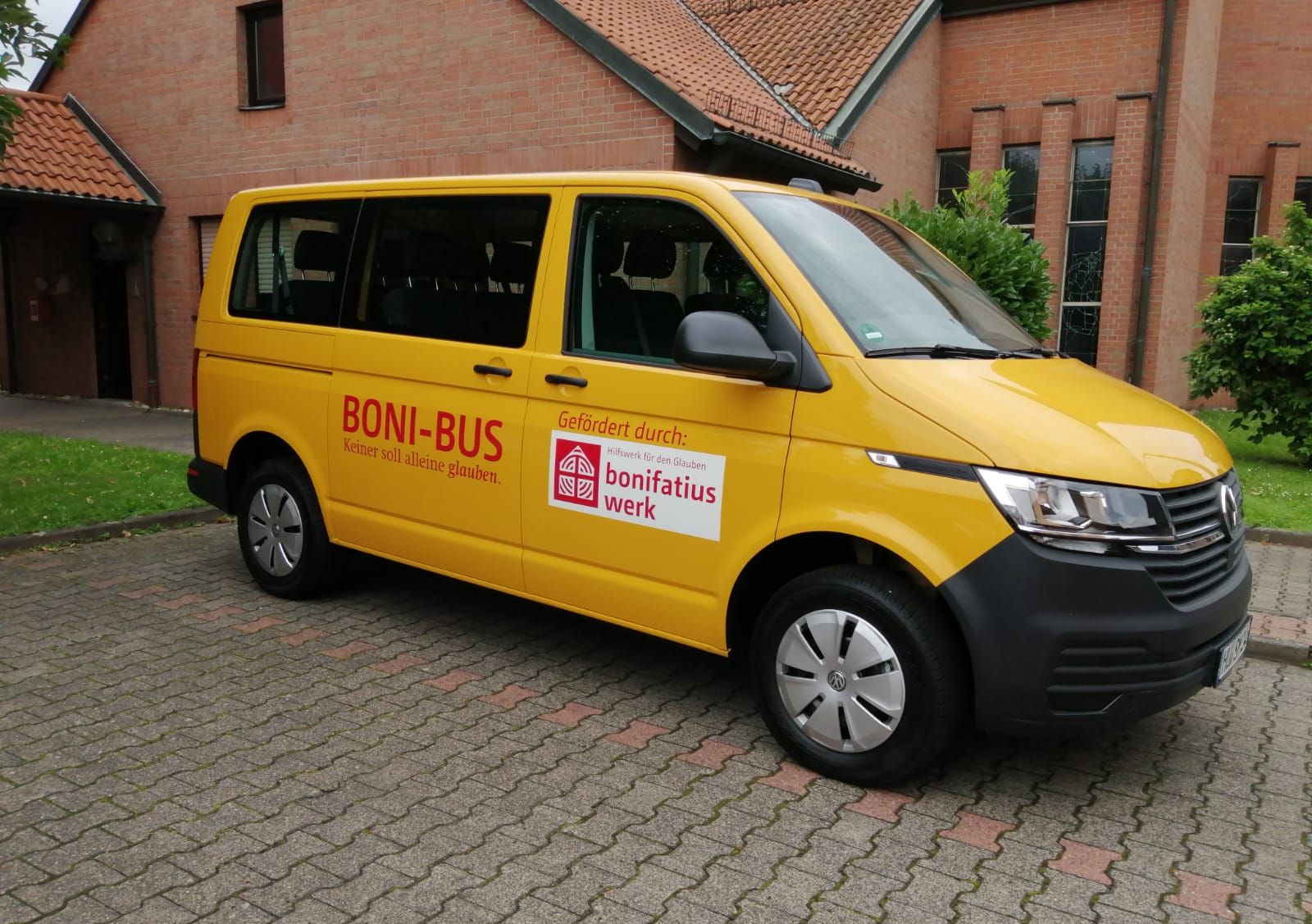 Gemeindebus - St. Maria Kirche, Niederdorfelden/Gronau